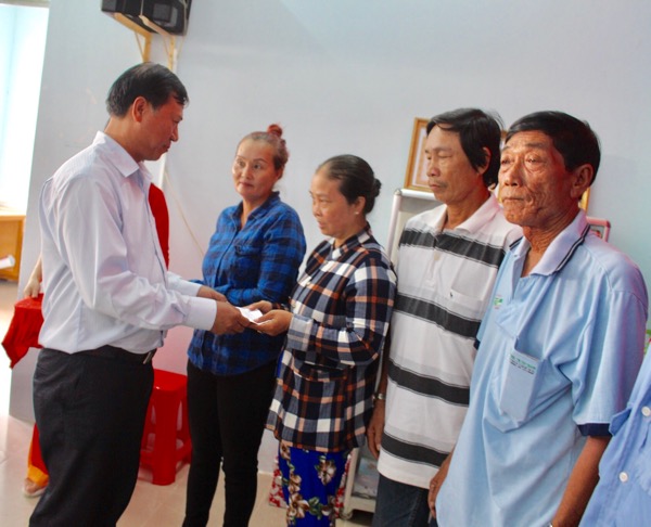 Đại diện Ban Quản lý Dự án khí Đông Nam Bộ tặng quà cho các hộ nghèo thôn Phước Long, xã Tân Hòa (TX. Phú Mỹ).