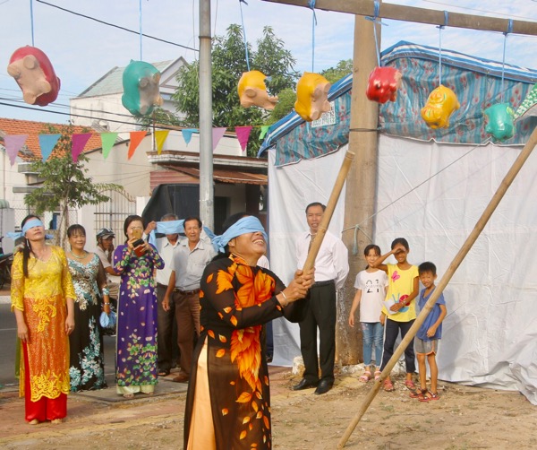 Người dân khu phố Hải Tân, thị trấn Long Hải (huyện Long Điền) tham gia trò chơi đập heo đất tại ngày hội Đại đoàn kết toàn dân tộc.