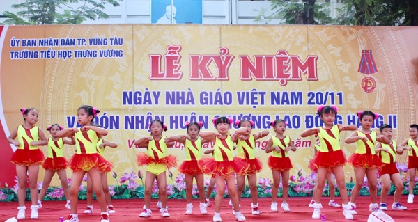 Tiết mục văn nghệ do HS Trường TH Trưng Vương biểu diễn tại buổi lễ.