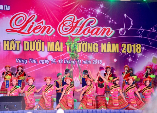 Tiết mục văn nghệ “Tiếng hát giữa rừng Pác Bó” của trường TH Bình Minh.
