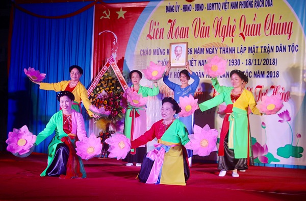 Tiết mục “Hương sen dâng Bác” của Cựu chiến binh phường Rạch Dừa tại liên hoan.