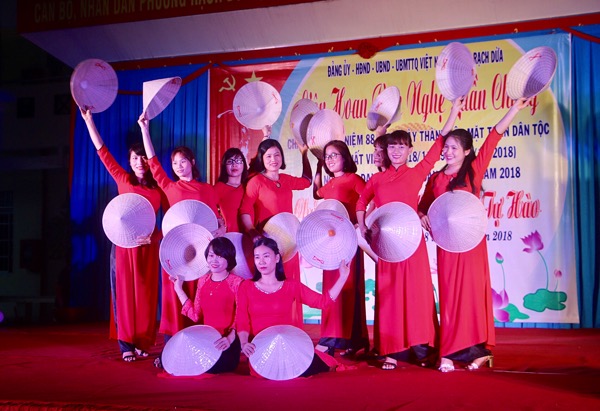 Trường MN Hướng Dương với tiết mục múa “Xinh tươi Việt Nam” tại liên hoan.