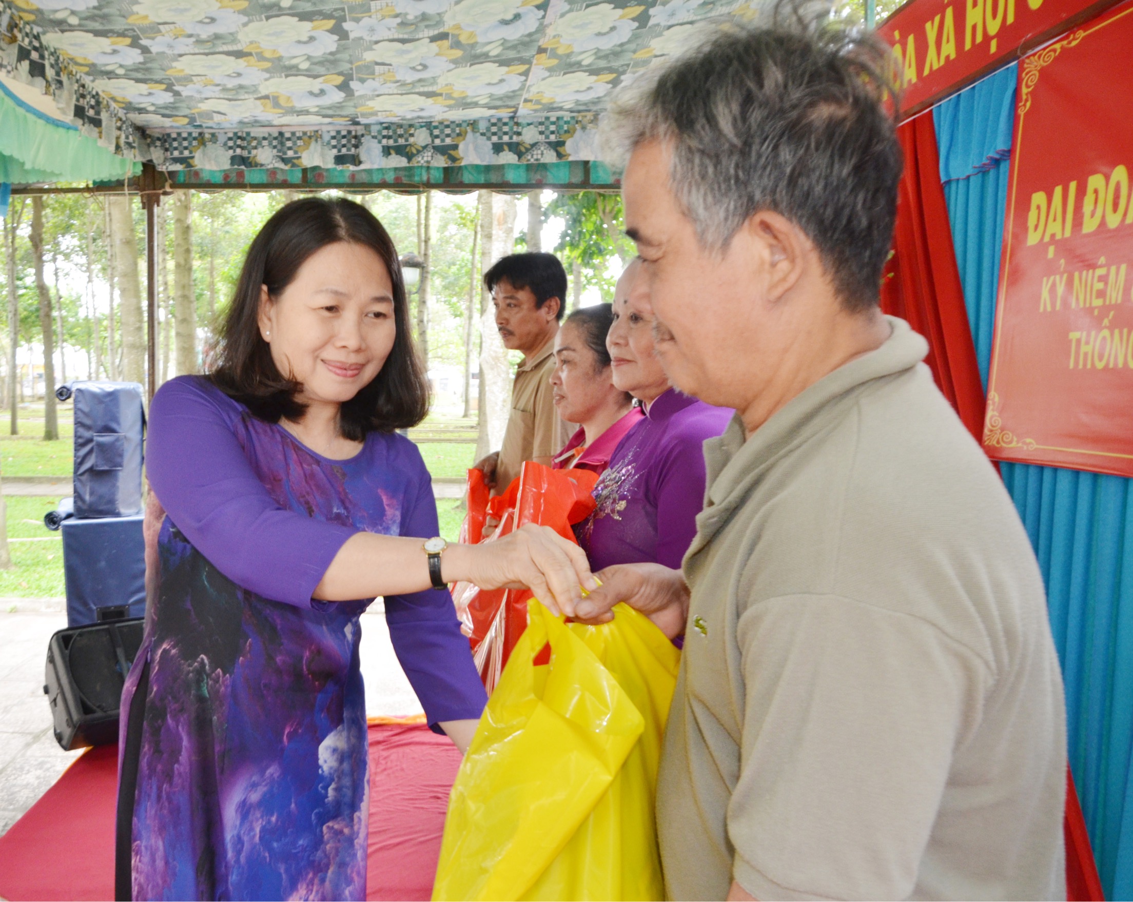 Đồng chí Nguyễn Thị Yến, Phó Bí thư Thường trực Tỉnh ủy, Trưởng Đoàn ĐBQH tỉnh trao quà cho các gia đình có hoàn cảnh khó khăn tại khu phố 4, phường Phước Hiệp (TP.Bà Rịa). Ảnh: MINH NHÂN