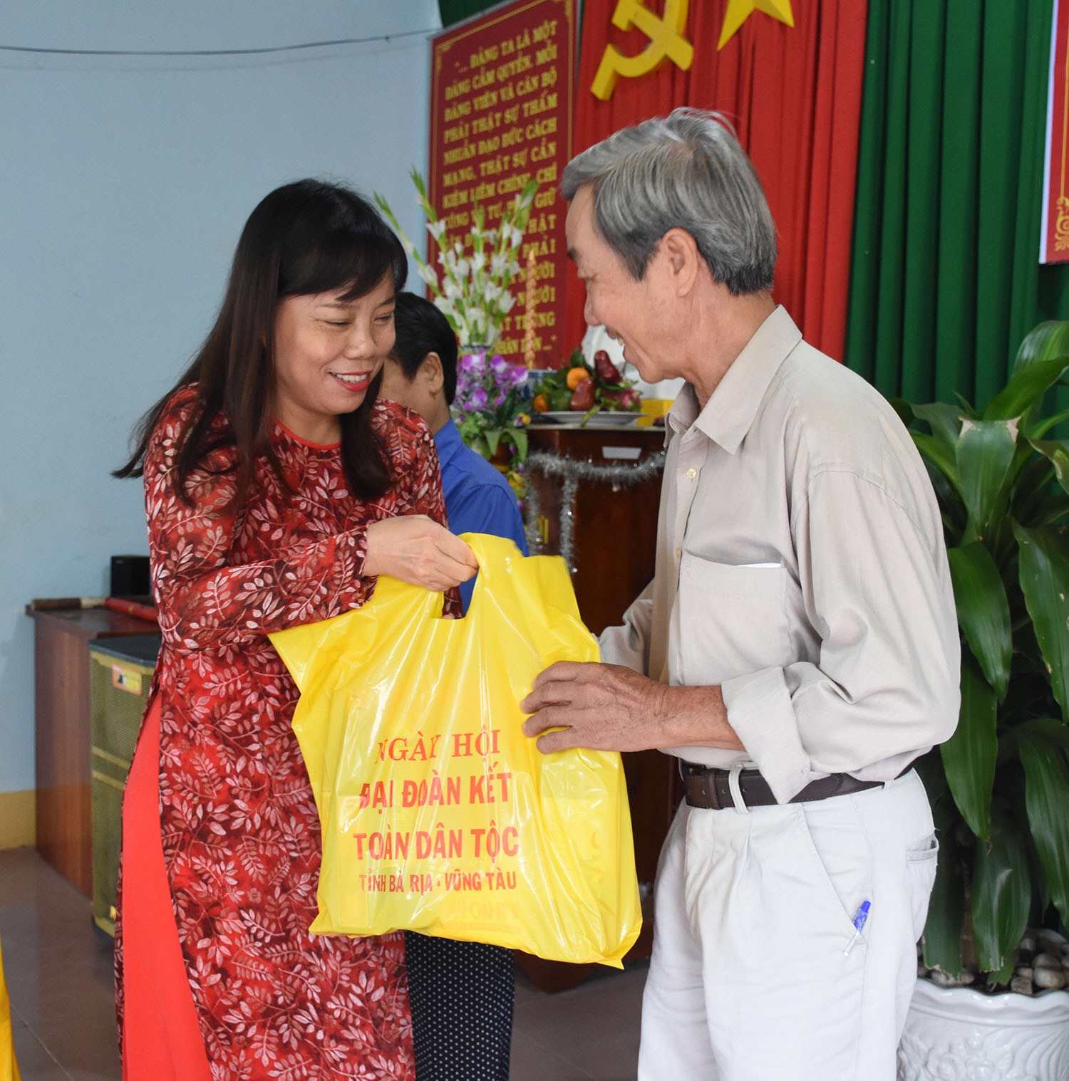 Đồng chí Đỗ Nguyễn Hoàng Dung, Phó Tổng Biên tập Báo Bà Rịa Vũng Tàu trao quà của UBMTTQVN tỉnh cho các hộ nghèo trên địa bàn khu phố 3, phường Phước Trung (TP. Bà Rịa). Ảnh: NGÔ THANH