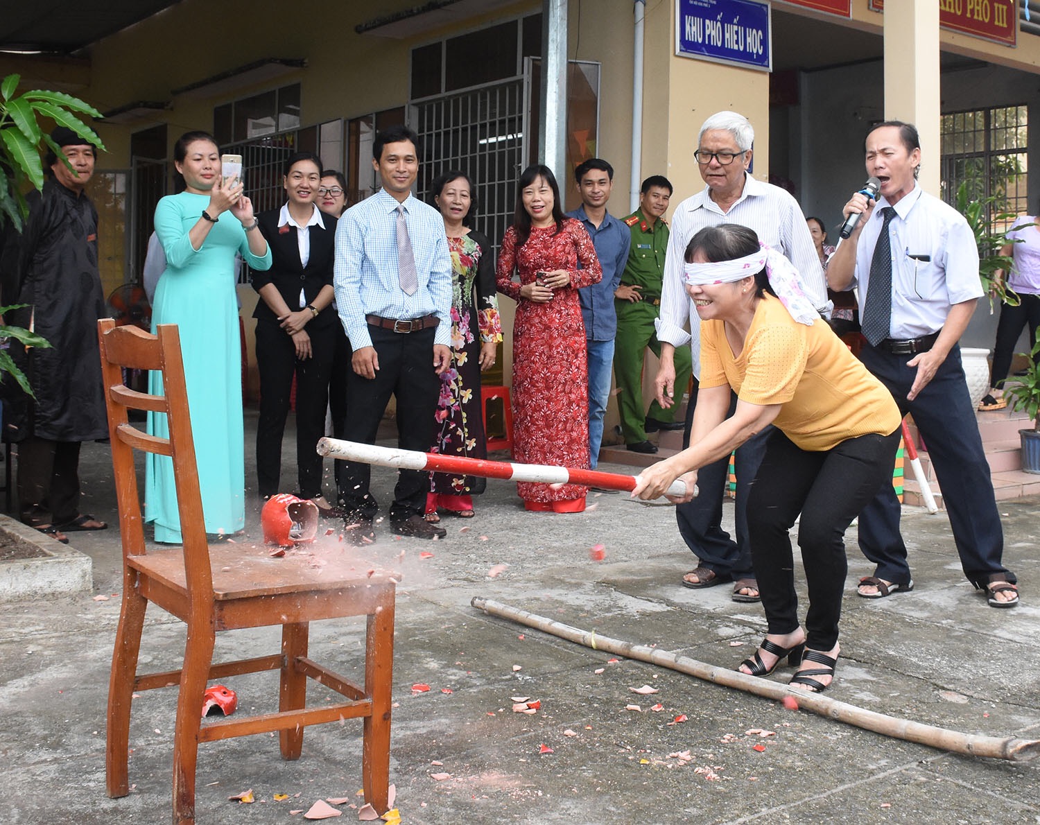 Người dân khu phố 3, phường Phước Trung (TP. Bà Rịa) tham gia trò chơi bịt mắt đập heo đất. Ảnh: NGÔ THANH