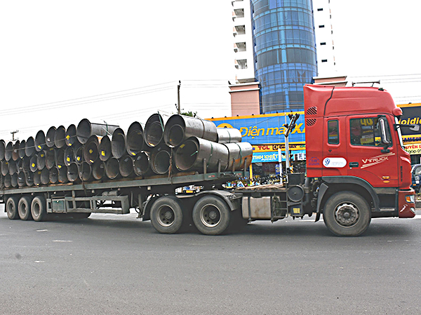 Xe chở thép cuộn, nhưng không được chằng buộc kỹ lưu thông trên QL 51, đoạn qua phường Phú Mỹ (TX. Phú Mỹ).