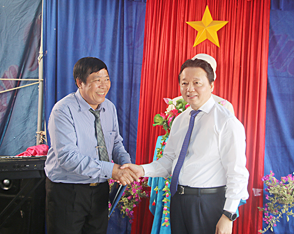 Đồng chí Trần Hồng Hà, Ủy viên Trung ương Đảng, Bộ trưởng Bộ TN-MT chúc mừng đại diện khu phố Hải Tân, thị trấn Long Hải (huyện Long Điền) nhân ngày hội Đại đoàn kết toàn dân tộc.  Ảnh: TƯỜNG NGÂN