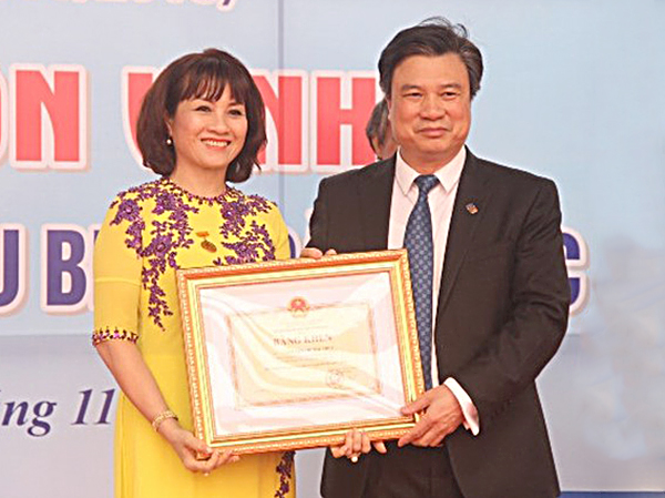 Thứ trưởng Bộ GD-ĐT Nguyễn Hữu Độ  tặng Bằng khen của Bộ trưởng Bộ GD-ĐT cho NGƯT Nguyễn Thị Thu Thủy, Hiệu trưởng Trường MN  Châu Thành (TP. Vũng Tàu). Ảnh: NVCC