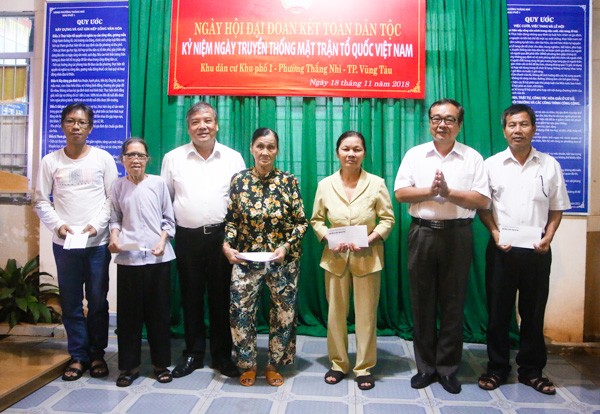 Các đồng chí: Bùi Thanh Nghĩa, Ủy viên Ban Thường vụ Tỉnh ủy, Chủ tịch UBMTTQVN tỉnh (thứ 3 từ trái qua); Võ Văn Quyền, Bí thư, Chủ tịch UBND phường Thắng Nhì tặng quà các hộ nghèo khu phố 1.