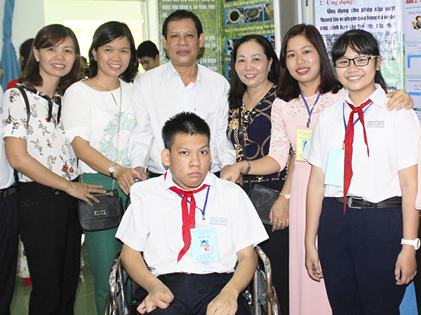 Cô Bùi Thị Ngát, GV Trường THCS Thắng Nhất (ngoài cùng bìa trái) đồng hành cùng em Lâm Thanh Bá Quý trong cuộc thi Khoa học kỹ thuật cấp thành phố dành cho HS trung học.