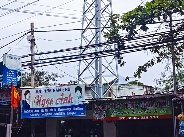 Cột điện 110KV tại số 806 đường Bình Giã, TP.Vũng Tàu bị ôm bởi các nhà dân.
