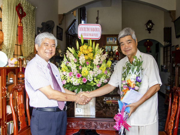 Đồng chí Nguyễn Thanh Giang, Giám đốc Sở GD-ĐT tặng hoa chúc mừng đồng chí Nguyễn Hồng Tuấn. 