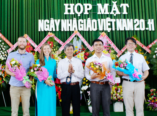 Thầy Hồ Cảnh Hạnh, Hiệu trưởng Trường CĐ Sư phạm BR-VT tặng hoa chúc mừng GV người nước ngoài đang công tác tại trường. Ảnh: KHÁNH CHI 