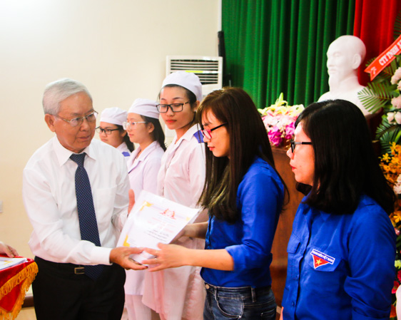 Ông Bùi Xuân Vịnh, Phó Chủ tịch Hội Khuyến học tỉnh tặng học bổng cho SV Trường Trung cấp Y tế tỉnh. Ảnh: BÙI HƯƠNG 