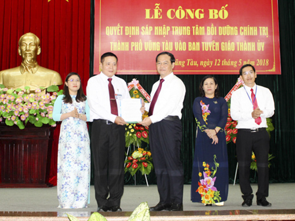 Đồng chí Mai Ngọc Thuận, Ủy viên Ban Thường vụ Tỉnh ủy, Bí thư Thành ủy, Chủ tịch HĐND TP.Vũng Tàu trao Quyết định sáp nhập Trung tâm Bồi dưỡng chính trị TP.Vũng Tàu vào Ban Tuyên giáo Thành ủy cho đồng chí  Trần Ngọc Hà, Trưởng Ban Tuyên giáo Thành ủy Vũng Tàu. Ảnh: TUỆ LÂM