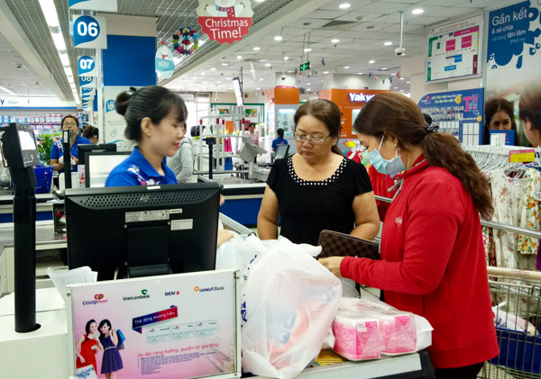 Người dân mua sắm tại Siêu thị Co.op Mart Vũng Tàu.