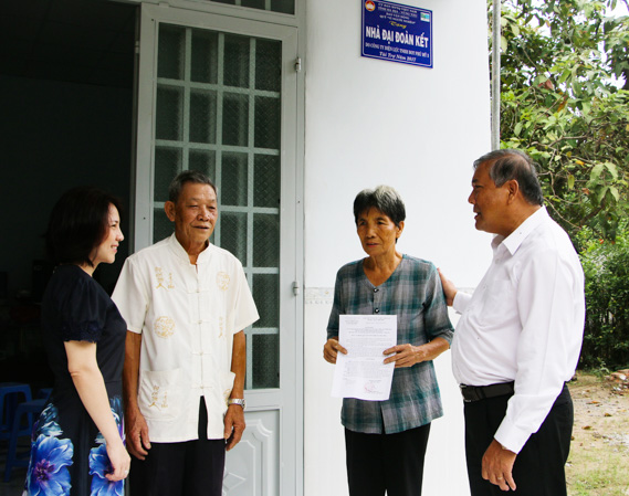 Đồng chí Bùi Thanh Nghĩa, Chủ tịch UBMTTQ Việt Nam tỉnh (bìa phải) và đại diện Công ty Điện lực TNHH BOT Phú Mỹ 3 trao quyết định tặng nhà Đại đoàn kết cho hộ nghèo khó khăn về nhà ở tại TX. Phú Mỹ.