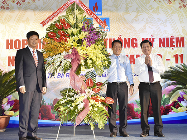 Đồng chí Nguyễn Văn Xinh, Ủy viên Ban Thường vụ Tỉnh ủy, Trưởng Ban Tuyên giáo Tỉnh ủy, Tổng Biên tập Báo BR-VT tặng lẵng hoa chúc mừng Trường ĐH Dầu khí Việt Nam và CĐ Dầu khí. Ảnh: THÀNH HUY