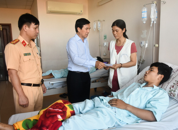 Ông Vũ Ngọc Thảo, Giám đốc Sở GT-VT, Phó Ban thường trực Ban ATGT tỉnh thăm hỏi tặng quà nạn nhân Nguyễn Văn Cường (SN 1995, trú tại xã Long Sơn, TP.Vũng Tàu) bị TNGT đang điều trị tại Bệnh viện Bà Rịa.