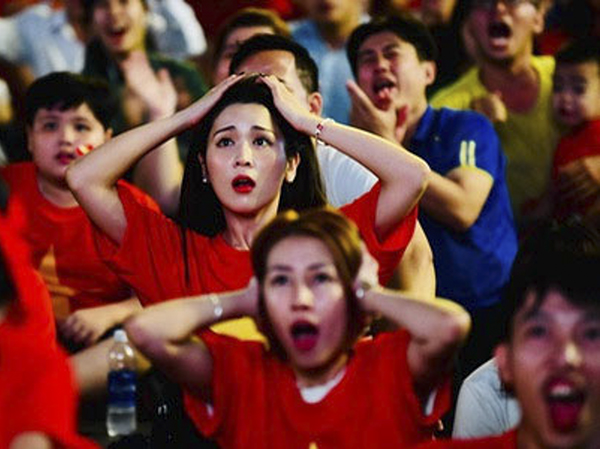 Vẻ mặt tiếc nuối của các cổ động viên Việt Nam. Ảnh: TTO