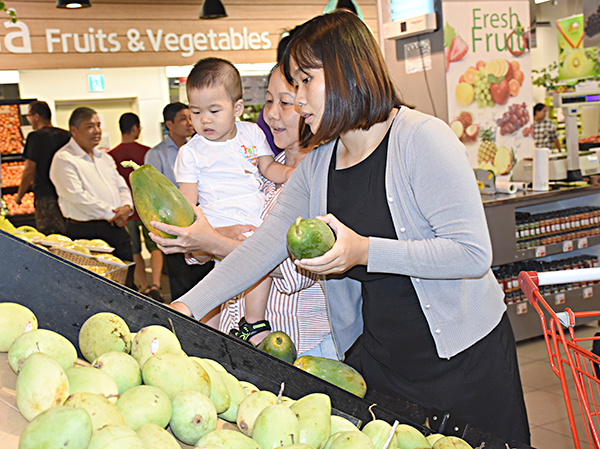 Nhằm phục vụ nhu cầu mua sắm trong dịp Tết Nguyên đán Kỷ Hợi, Siêu thị Lotte Mart Vũng Tàu đã chủ động dự trữ nguồn hàng. Trong ảnh: Người dân mua trái cây tại Siêu thị Lotte Mart Vũng Tàu.