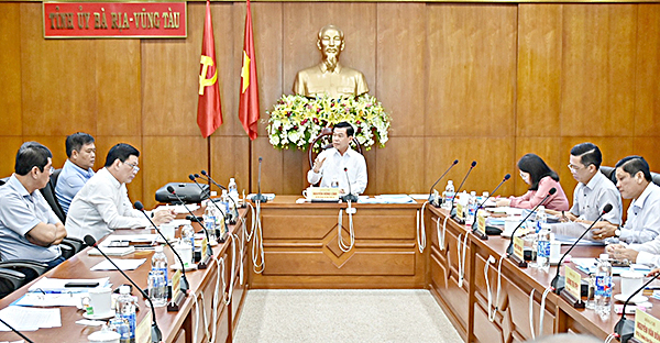 Đồng chí Nguyễn Hồng Lĩnh, Ủy viên Trung ương Đảng, Bí thư Tỉnh ủy, Chủ tịch HĐND tỉnh, chủ trì cuộc họp. Ảnh: PHÚC LƯU