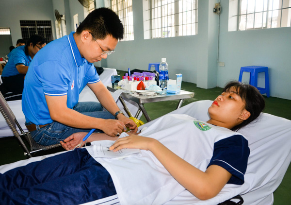 Sinh viên Trường CĐ Sư phạm BR-VT tham gia hiến máu tình nguyện theo chương trình hiến máu nhân đạo của Hội Chữ thập đỏ.