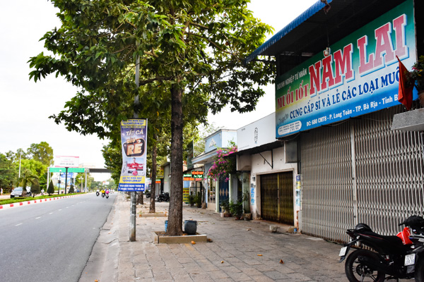 Dọc theo đường Cách Mạng Tháng Tám (thuộc khu phố 6, phường Long Toàn, TP. Bà Rịa) có nhiều căn nhà xuống cấp, cũ kỹ làm mất mỹ quan đô thị.