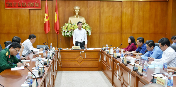 Đồng chí Nguyễn Hồng Lĩnh, Ủy viên Trung ương Đảng, Bí thư Tỉnh ủy, Chủ tịch HĐND tỉnh phát biểu tại cuộc họp.