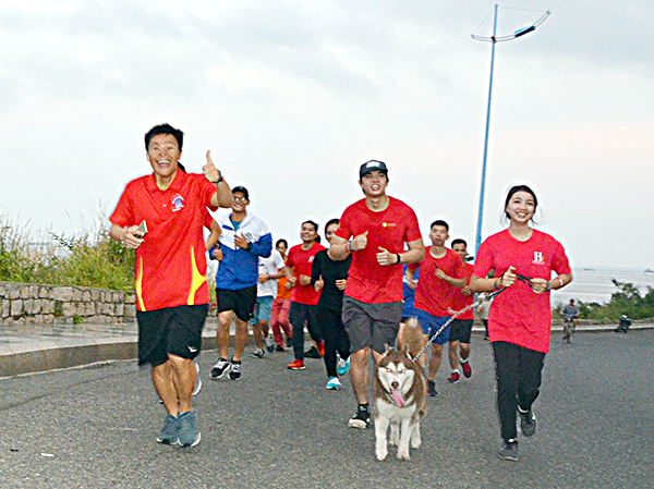 Các thành viên 5AM CLUB chạy bộ sáng 20-11 trên đường Trần Phú.