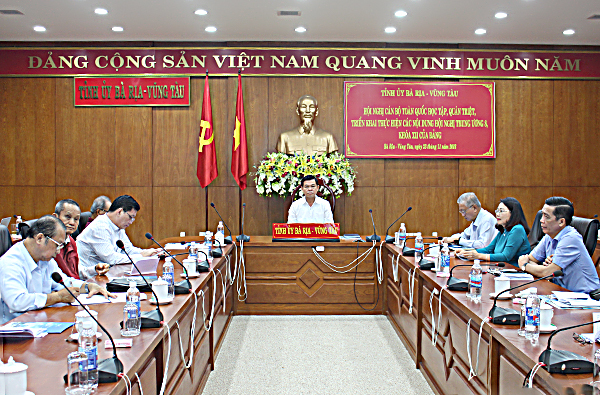 Đồng chí Nguyễn Hồng Lĩnh, Ủy viên Trung ương Đảng, Bí thư Tỉnh ủy, Chủ tịch HĐND tỉnh chủ trì điểm cầu Tỉnh ủy.