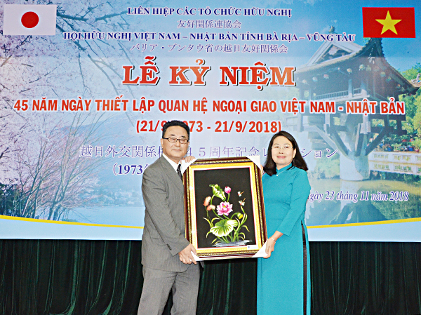 Đồng chí Nguyễn Thị Yến, Phó Bí thư Thường trực Tỉnh ủy, Trưởng đoàn đại biểu quốc hội tỉnh, Chủ tịch Hội Hữu nghị Việt-Nhật tỉnh tặng quà lưu niệm cho ông Kawaue Junichi Tổng Lãnh sự Nhật Bản tại TP.Hồ Chí Minh.