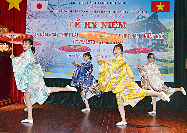 Một số tiết mục văn nghệ tại buổi lễ.