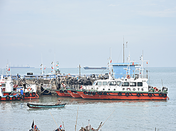 Lực lượng hoa tiêu bảo đảm số lượng để hướng dẫn tàu rời cảng. Ảnh: THÀNH HUY