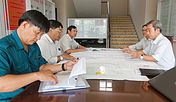 Đồng chí Võ Hữu Hạnh, Phó Bí thư Thường trực Huyện ủy Long Điền triển khai phương an phòng chống bão với lãnh đạo UBND xã Phước Tỉnh (huyện Long Điền).