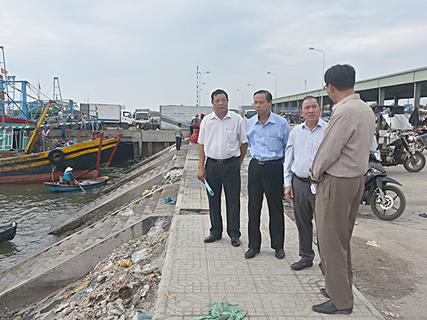 Đồng chỉ Nguyễn Văn Thọ, Ủy viên Ban thường vụ Tỉnh ủy, Bí thư huyện ủy Xuyên Mộc, đồng chí Đặng Thanh Minh, Chủ tịch UBND huyện Xuyên Mộc kiểm tra các ghe tàu neo đậu tránh, trú bão tại Bến Lội, xã Bình Châu, huyện Xuyên Mộc. Ảnh: VĂN ANH