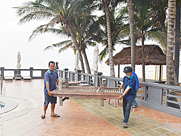 Nhân viên Tropicana Beach Resort (huyện Đất Đỏ) thu gom ghế ở khu vực hồ bơi. ba hien: Đồng chí Trần Thị Thu Hiền, Phó Giám đốc Sở Du lịch làm việc với Ban giám đốc KDL Gió Biển về công tác ứng phó với bão số 9.