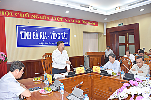 Đồng chí Nguyễn Văn Trình, Chủ tịch UBND tỉnh chủ trì cuộc họp triển khai ứng phó cơn bão số 9 với các sở, ngành, địa phương.