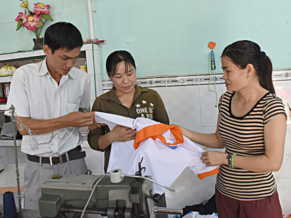 Hỗ trợ phụ nữ học nghề, có việc làm, tự chủ kinh tế là một trong những giải pháp giúp phụ nữ tự khẳng định vị trí của mình trong gia đình và xã hội. Trong ảnh: Cán bộ Phòng LĐTBXH huyện Châu Đức thăm tổ may gia công cho phụ nữ trên địa bàn huyện.