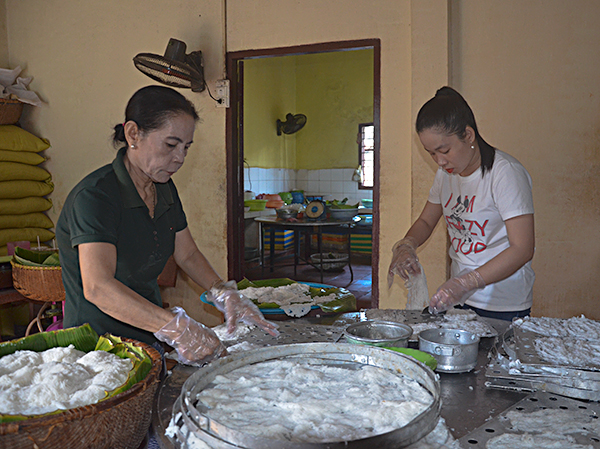 Nhờ làm bánh hỏi truyền thống, bà Trần Thị Anh Đào (trái), chủ cơ sở Bánh hỏi An Nhứt đã phát triển kinh tế gia đình và tạo việc làm cho nhiều người lao động tại địa phương.