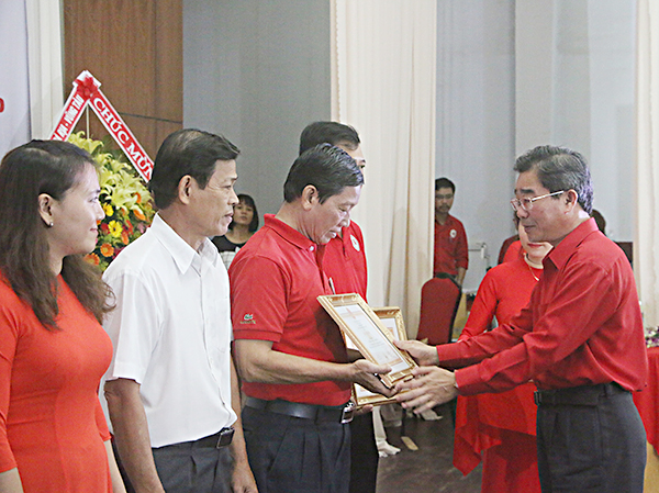 Ông Lê Văn Hậu, Chủ tịch Hội Chữ thập đỏ tỉnh tặng Giấy khen cho các cá nhân có thành tích xuất sắc trong thực hiện cuộc vận động “Mỗi tổ chức, cá nhân gắn với một địa chỉ nhân đạo” giai đoạn 2008-2018. 