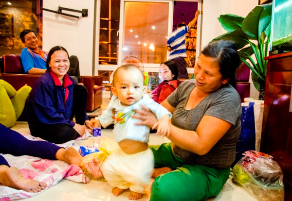 Người già, phụ nữ, trẻ nhỏ được yên tâm và ấm lòng hơn nhờ sự hỗ trợ nơi tránh trú bão an toàn từ phía chủ khách sạn Đức Anh (số 220 đường Phan Chu Trinh, TP. Vũng Tàu).