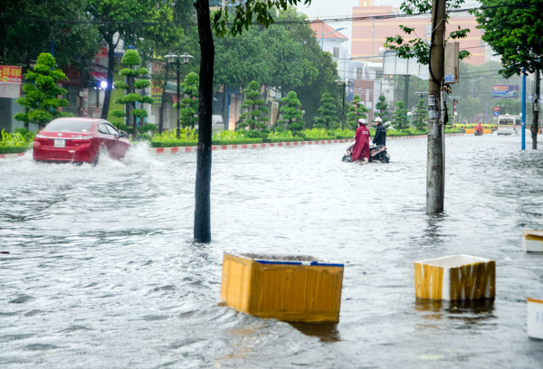 Các phương tiện tham gia giao thông khó khăn trên tuyến đường Lê Hồng Phong, TP. Vũng Tàu. Ảnh: MẠNH THẮNG