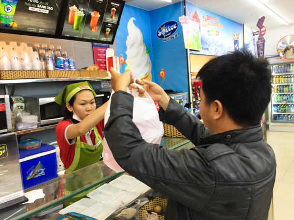 Khách hàng mua xúc xích, mì gói, nước suối... tại cửa hàng Circle K (đường Thùy Vân, TP. Vũng Tàu). Ảnh: GIA AN