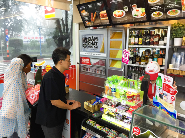 Khách hàng chọn mua thực phẩm tại cửa hàng Circle K (đường Thùy Vân, TP. Vũng Tàu. Ảnh: GIA AN