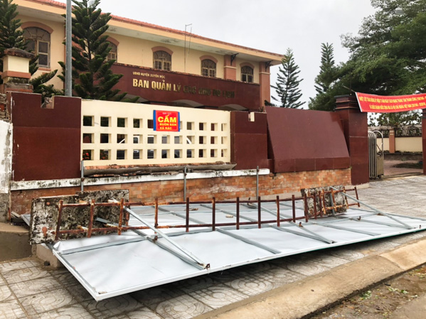 Bảng Thông tin hướng dẫn du khách trước Ban quan lý Các KDL Xuyên Mộc bị bão giật đổ. Ảnh: MỸ LƯƠNG