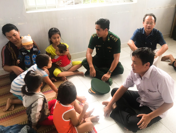 Cán bộ Biên phòng thăm hỏi, động viên tinh thần người dân tại điểm tránh trú bão TP. Vũng Tàu.