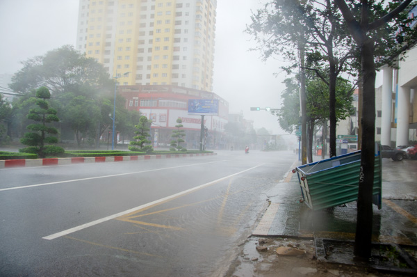 Các tuyến đường trên địa bàn TP. Vũng Tàu vắng vẻ các phương tiện giao thông sáng 25-11. Ảnh: MẠNH THẮNG
