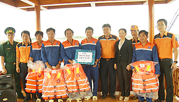 Các ngư dân được đưa về bờ an toàn vào lúc 8 giờ 30 sáng 26-11.