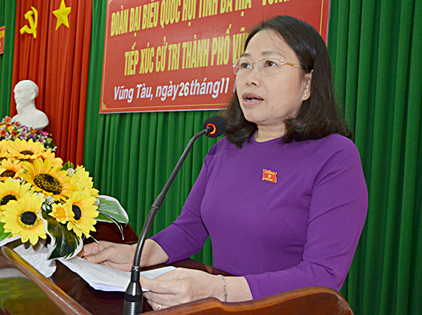 Đại biểu Nguyễn Thị Yến, Phó Bí thư Thường trực Tỉnh ủy, Trưởng Đoàn ĐBQH tỉnh thông báo kết quả Kỳ họp thứ 6, Quốc hội khóa XIV với cử tri TP.Vũng Tàu.